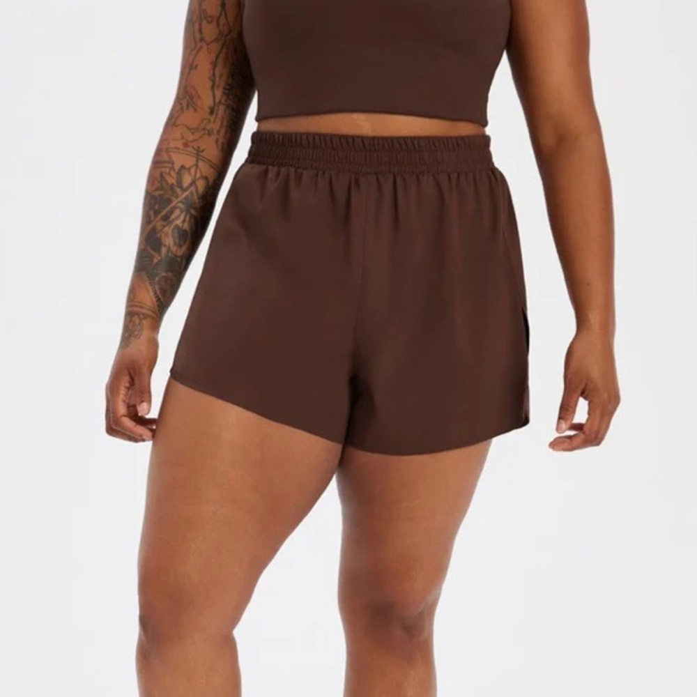 Girlfriend Collective Trail Shorts in Earth, size small (NWOT)